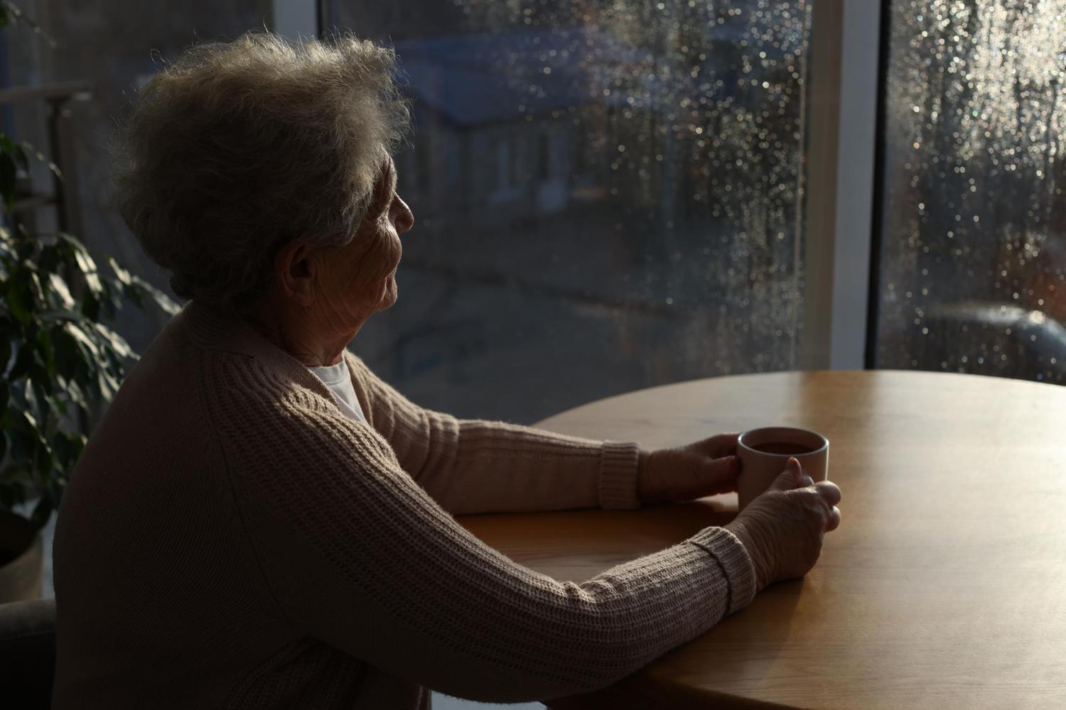 De Ce Se Simt Bătrânii Singuri: Explorarea Izolării Sociale în Vârstă