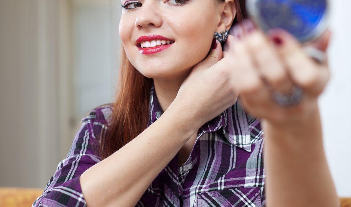 Cum te ajută machiajul să pari atractivă