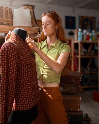 De ce să îți cumperi materiale și să îți faci hainele la croitor?