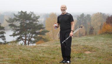 Ce tipuri de activități fizice sunt organizate pentru rezidenții unui camin de batrani?